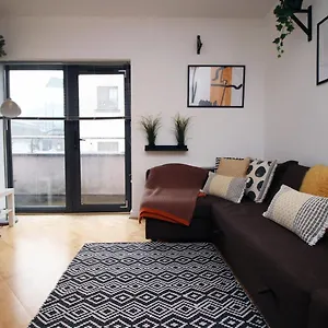 centrally-located-spacious-2br-cohost-partners.cardiffhotelswales.com/